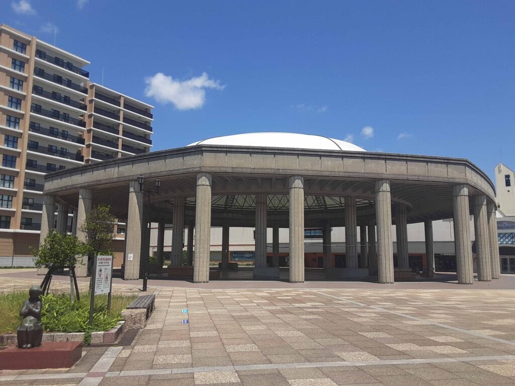 学園都市駅前のユニバードーム外観