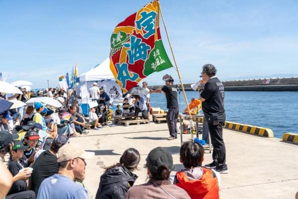 漁港の岸壁に大漁旗が立ち、来場者が集まる浜ごこちの会場