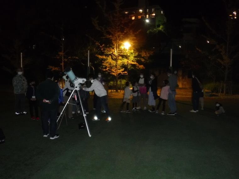 天体望遠鏡を囲んで星空を観察する参加者