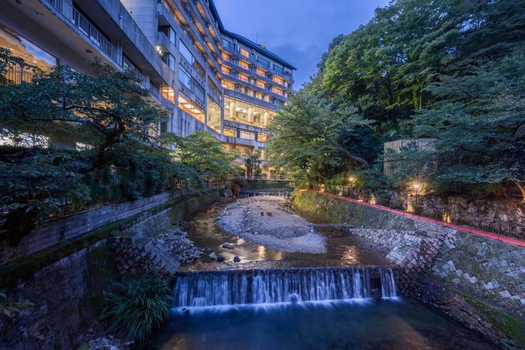 滝川沿いに建つ有馬温泉の宿 月光園 鴻朧館の夕景