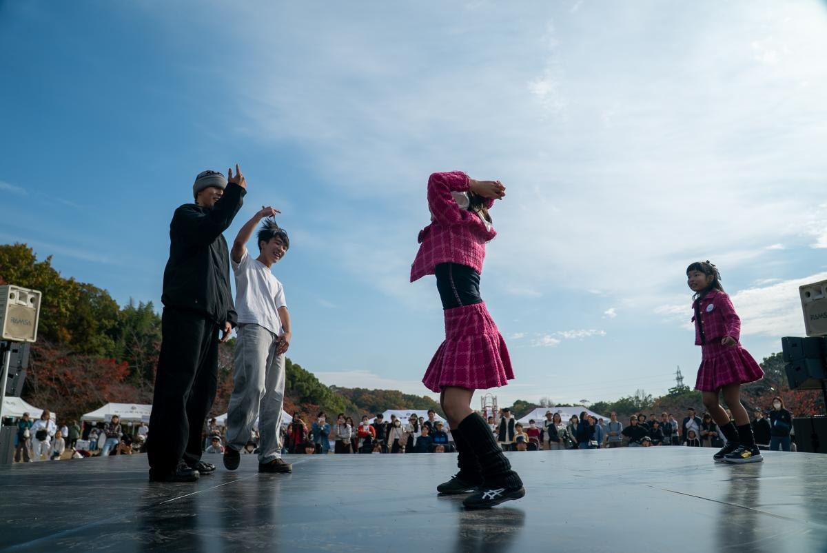 西神中央公園の特設ステージで踊る出演者たち