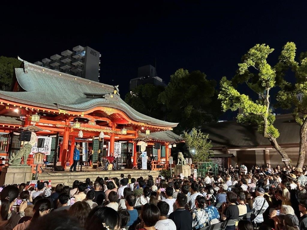 生田神社の拝殿前ステージに集まる観客