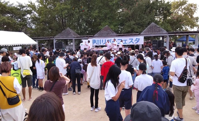 伊川リバーフェスタのステージ前に集まる来場者