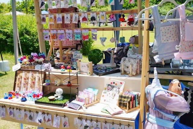 芝生の上に並ぶハンドメイド雑貨の出店ブース
