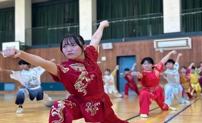 磯上体育館でカンフーの構えをとる参加者