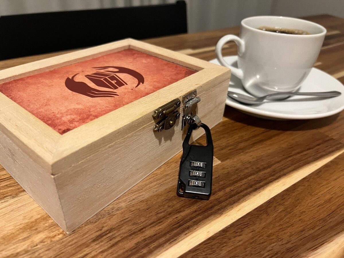 鍵のかかった木の宝箱とコーヒー