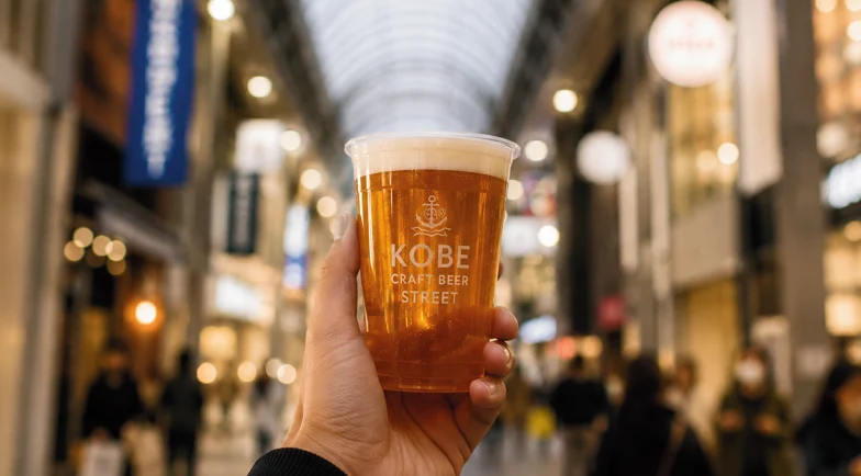 三宮センター街のアーケードで手に持ったクラフトビール