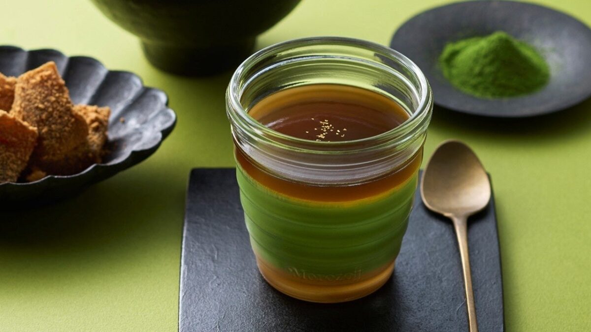 抹茶プリンに黒蜜味のわらび餅ときな粉ソースを重ねた秋限定プリン
