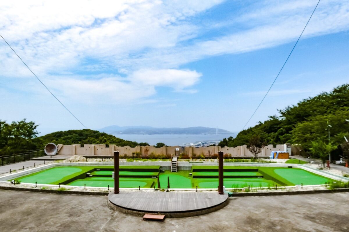 明石海峡大橋と淡路島を望む須磨浦山上遊園のパターゴルフコース