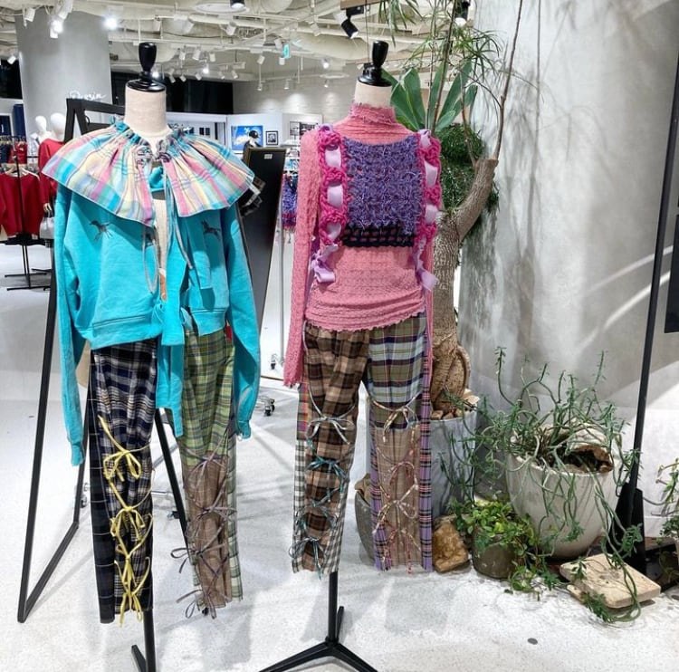チェック柄のパンツやリメイクの洋服が並ぶディスプレイ