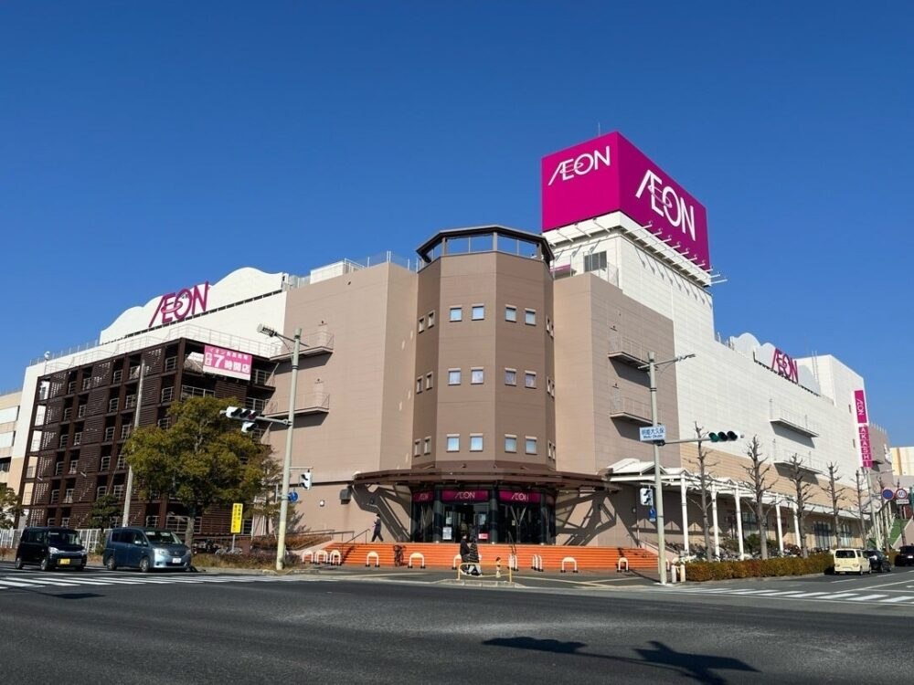 青空の下に建つイオン明石ショッピングセンターの外観