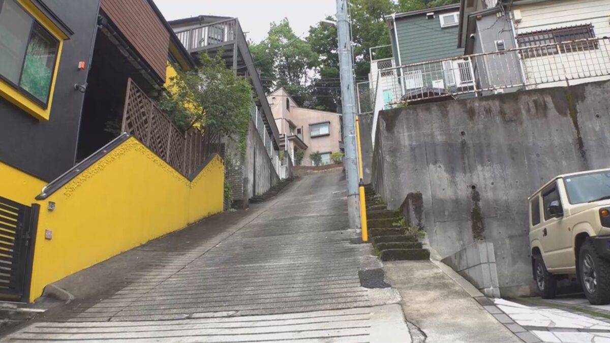 住宅街に続く急な坂道