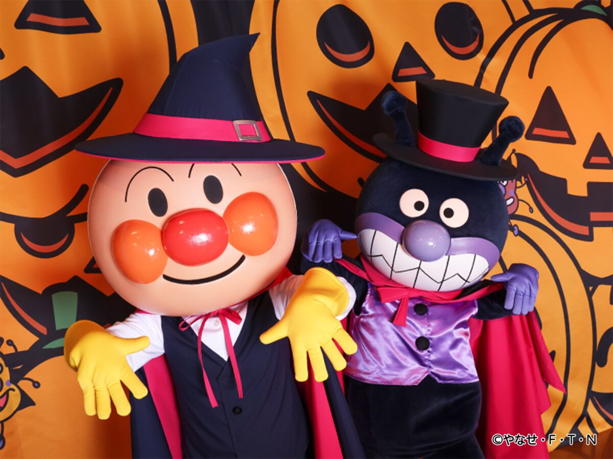 魔法使い姿のアンパンマンとドラキュラのばいきんまん