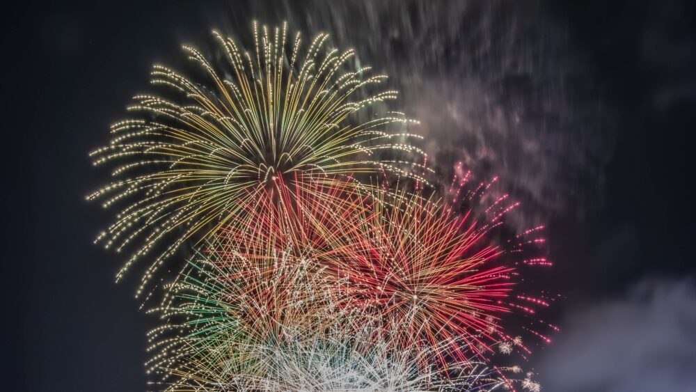 夜空に打ち上がる花火
