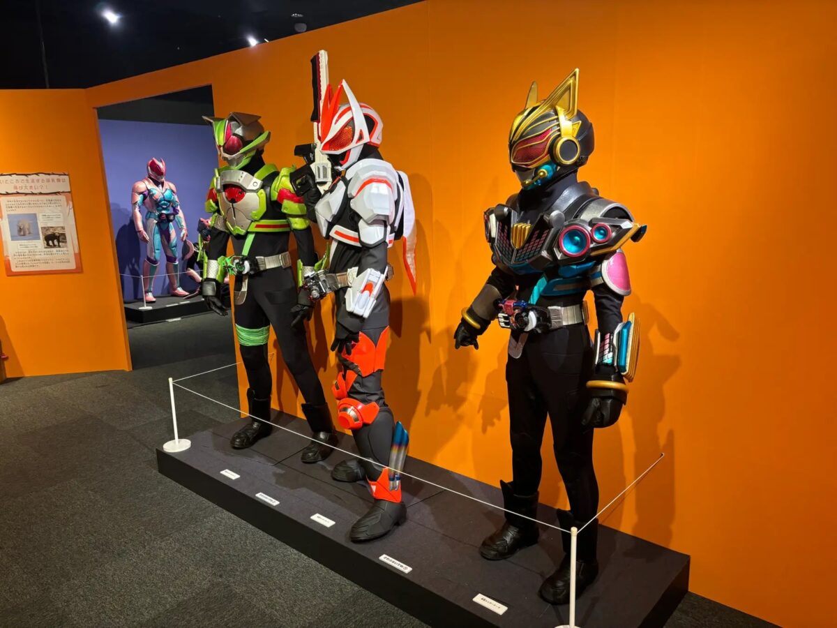 生物をモチーフにした仮面ライダーのスーツ展示