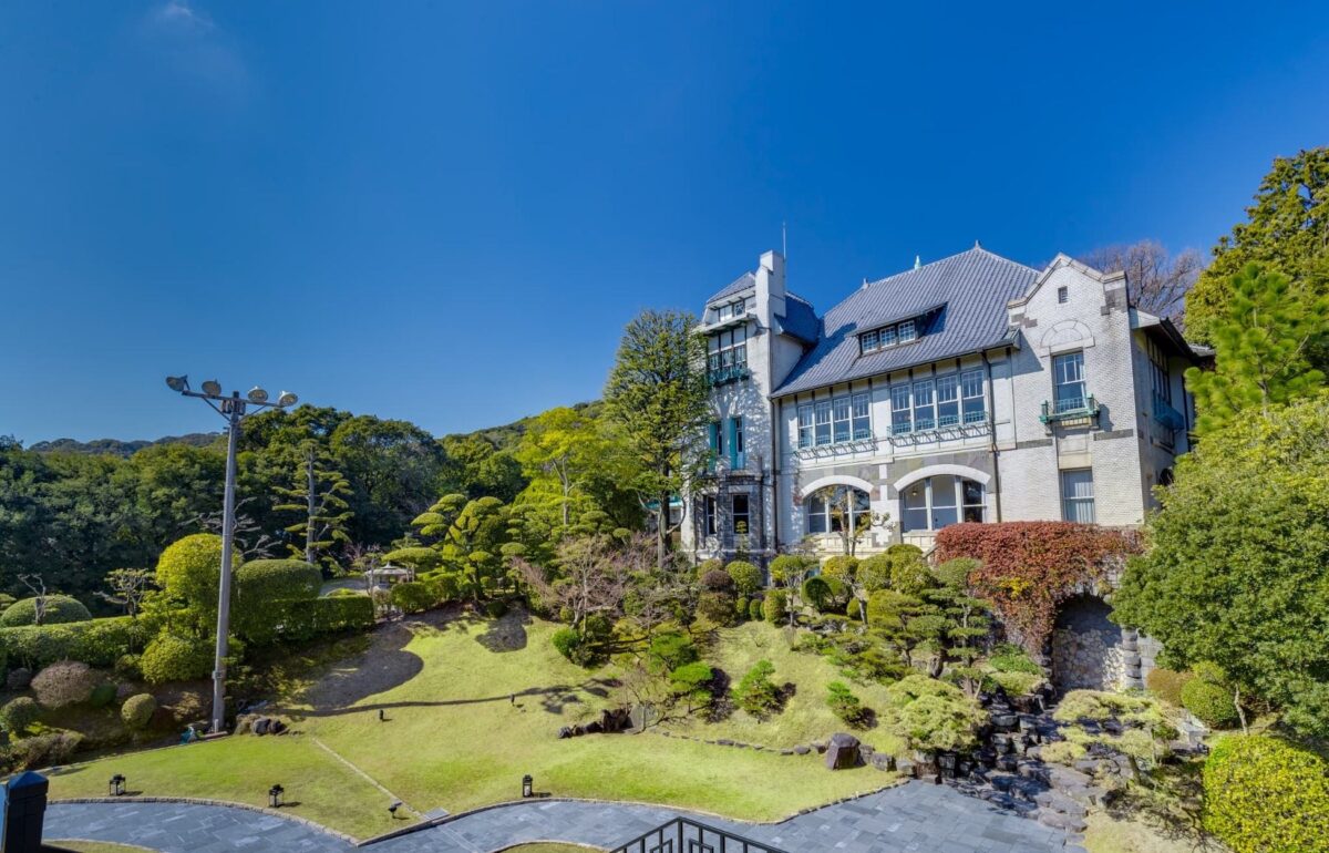 緑の庭園に建つ神戸迎賓館 旧西尾邸の外観