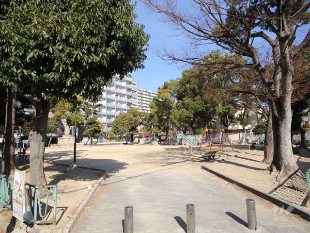 中之町公園の広場と遊具
