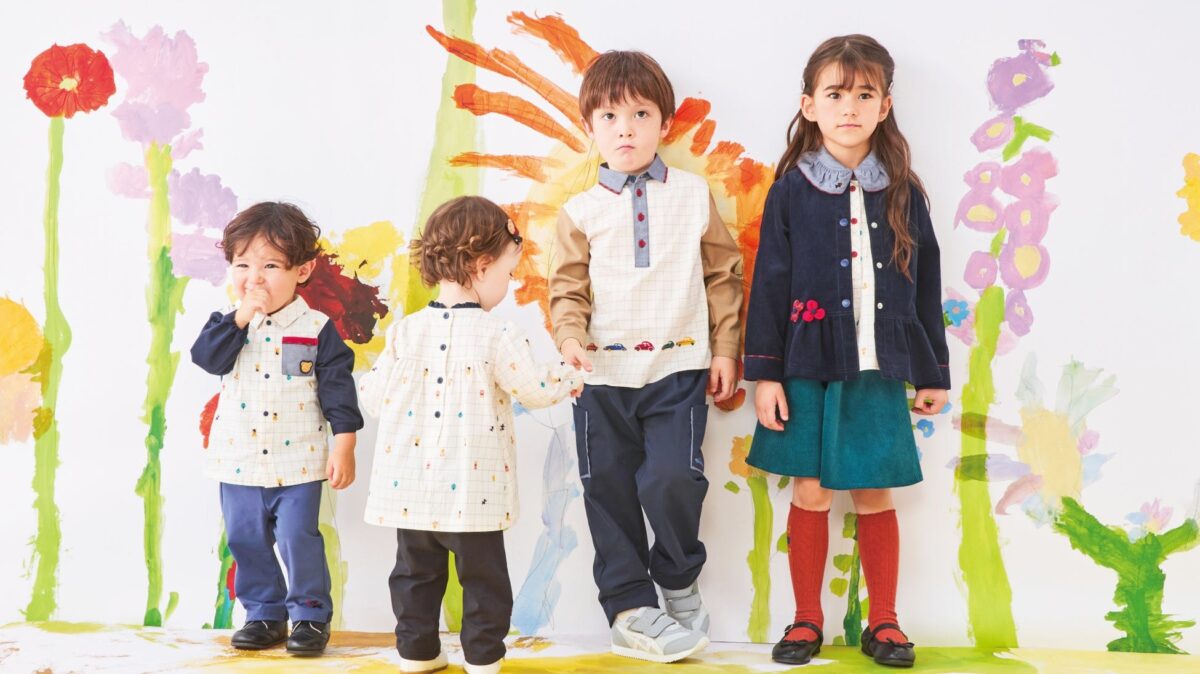 秋の新作スタイルを着た子どもたち