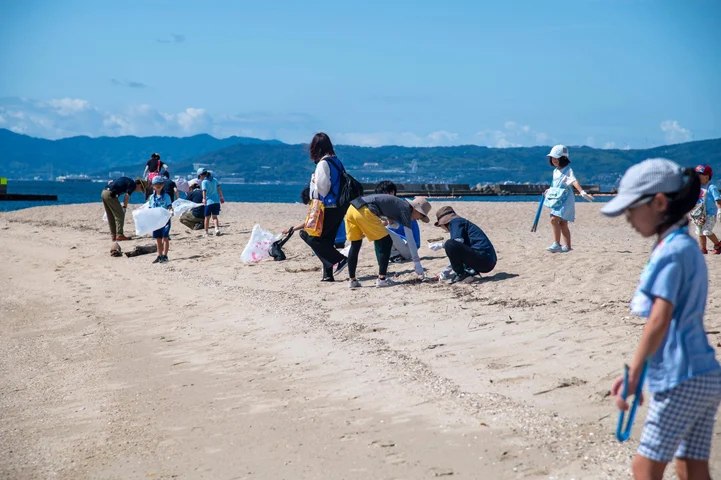 須磨海岸でごみを拾う参加者