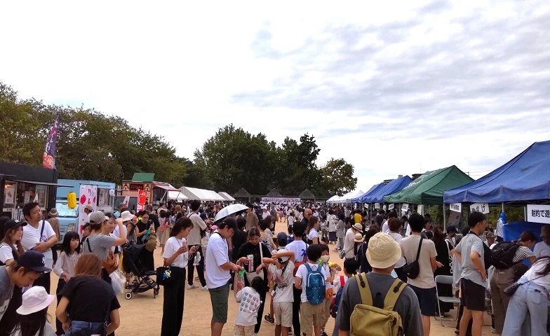伊川ふるさと区民広場に並ぶ出店テントと来場者