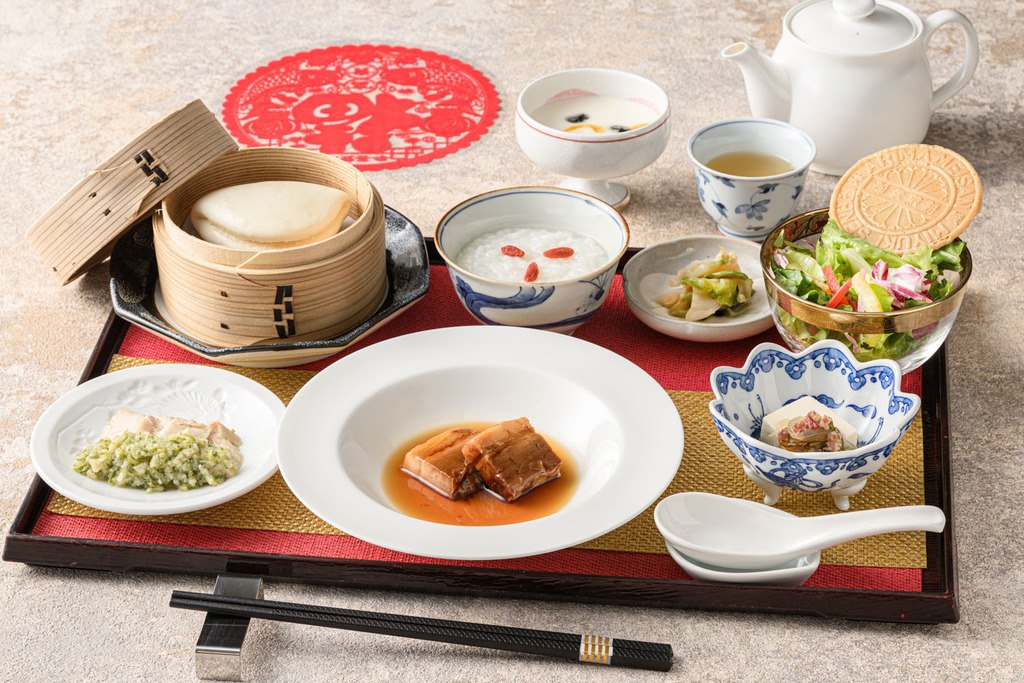 包子や角煮、中華粥などが並ぶ宿泊者限定の中華朝食