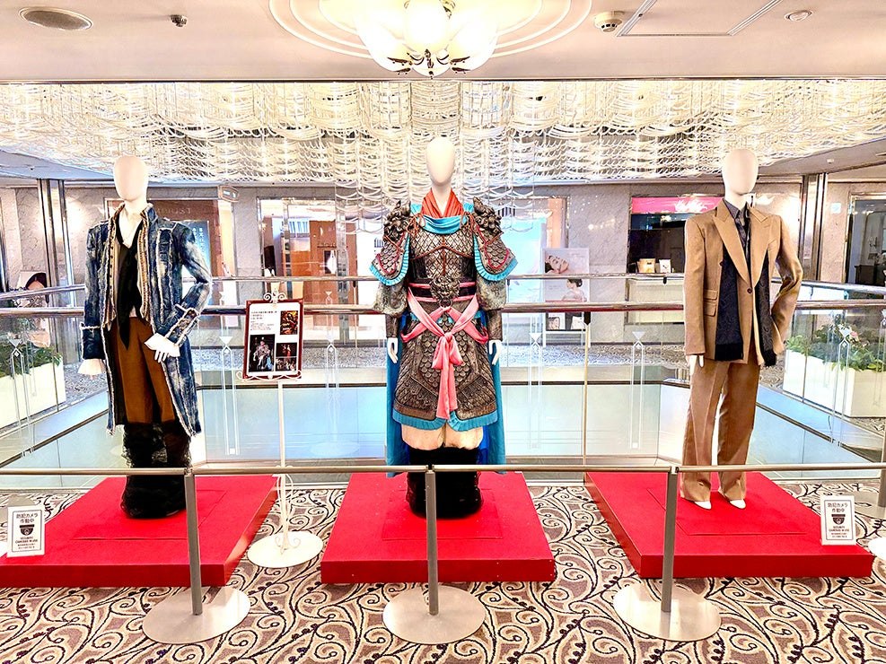 ガラス手すりの前に並ぶ宝塚歌劇の舞台衣装