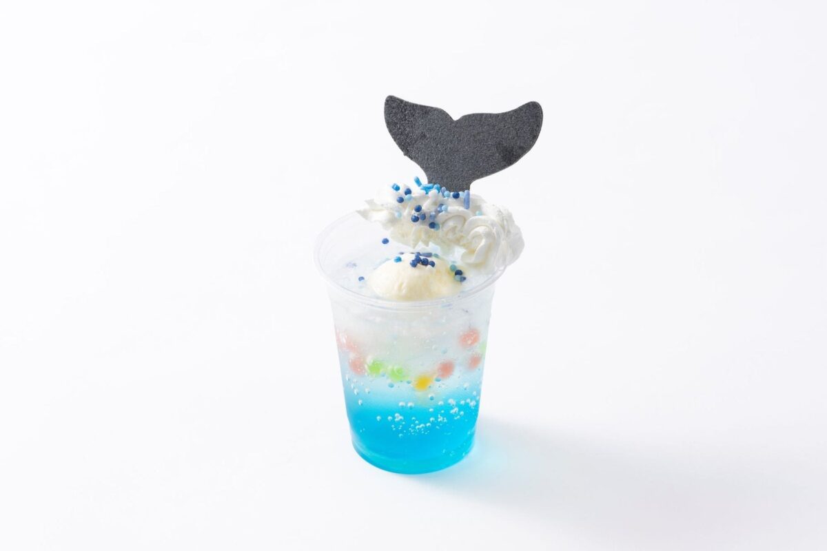 シャチの尾びれを飾ったオルカのテールバーストクリームソーダ