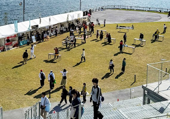 TOTTEI PARKの芝生広場で開かれたフードイベントの様子