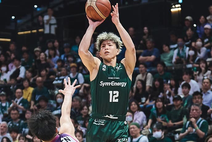 神戸ストークスの選手がシュートを放つ場面