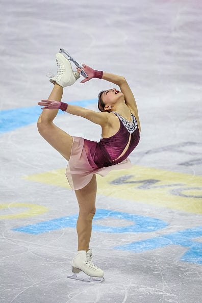 愛の讃歌の衣装で演技する坂本花織