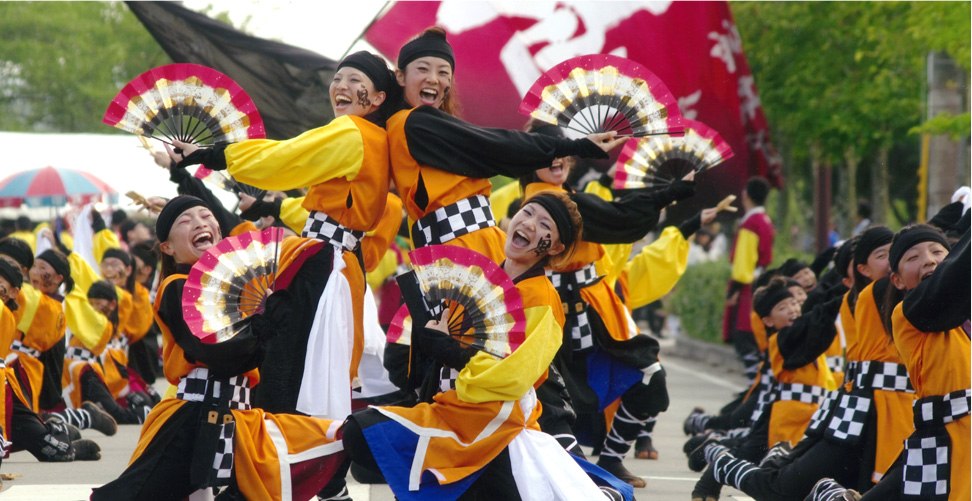 おの恋おどりで鳴子と扇子を手に踊るチーム