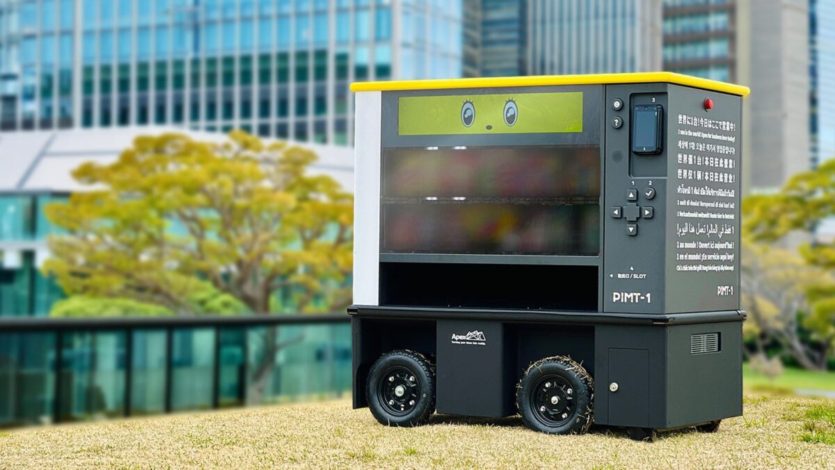 公園内を移動するロボット型の自動販売機