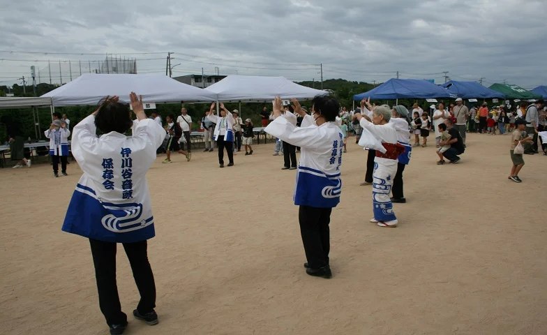 伊川リバーフェスタで伊川谷音頭を踊る保存会の人たち