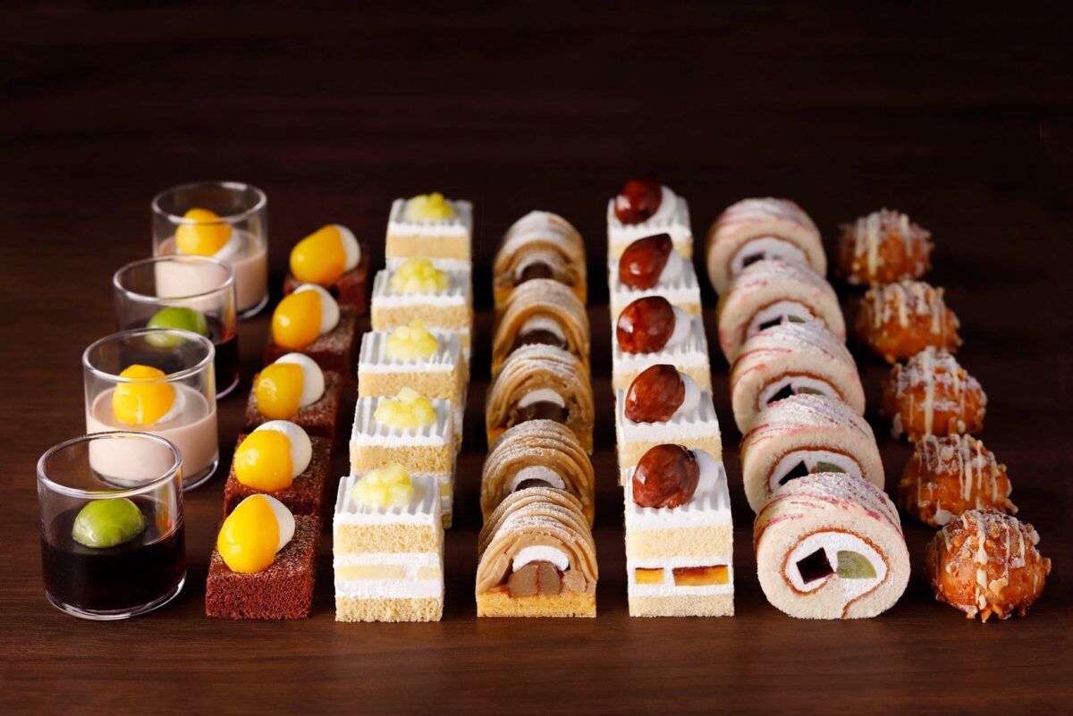 ビュッフェサイズで並ぶケーキやプリンのラインアップ