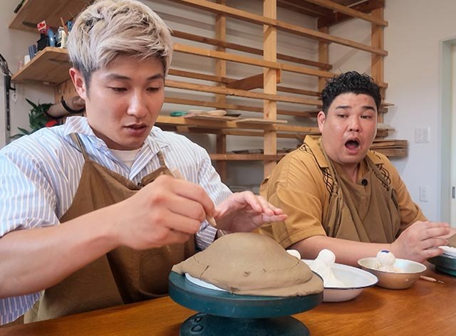 ろくろを回して陶芸体験をする様子