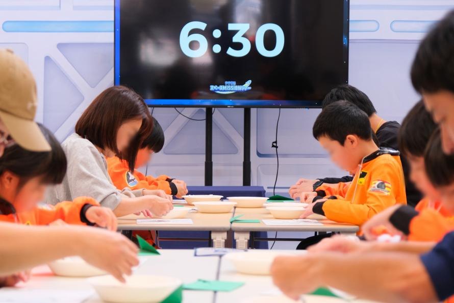 宇宙ワークショップで課題に取り組む参加者