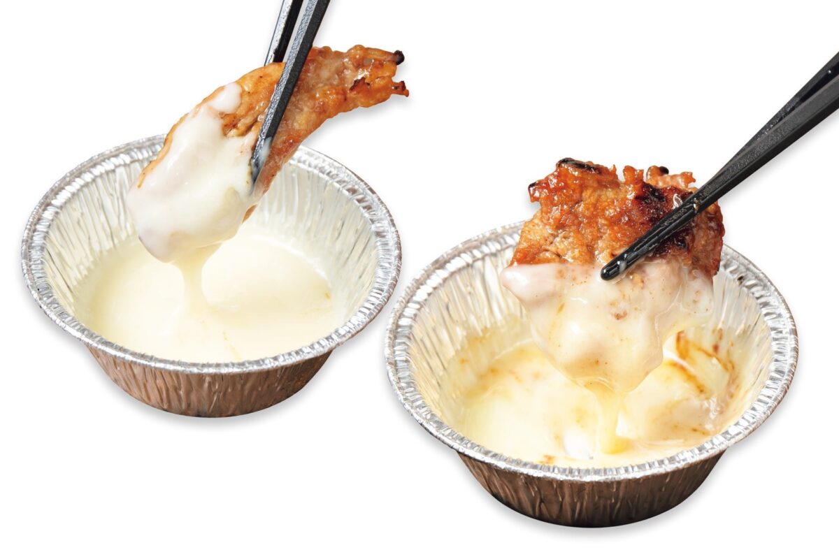 チーズソースにディップした肉