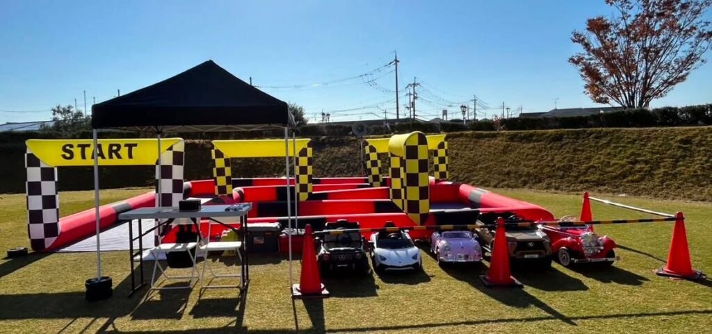 GOGOサーキットに並ぶ子ども向けの電動カー