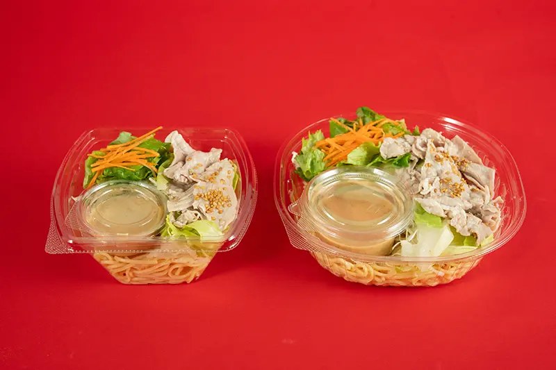 通常品と増量品を並べた豚しゃぶのパスタサラダ