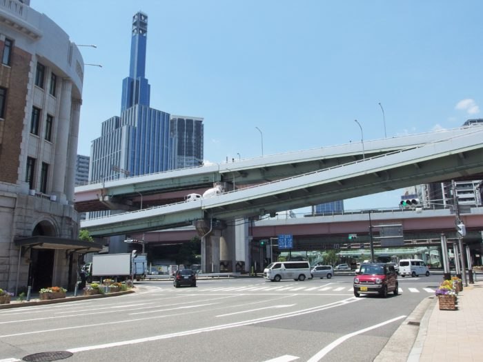 国道174号の起点にあたる税関本庁前交差点