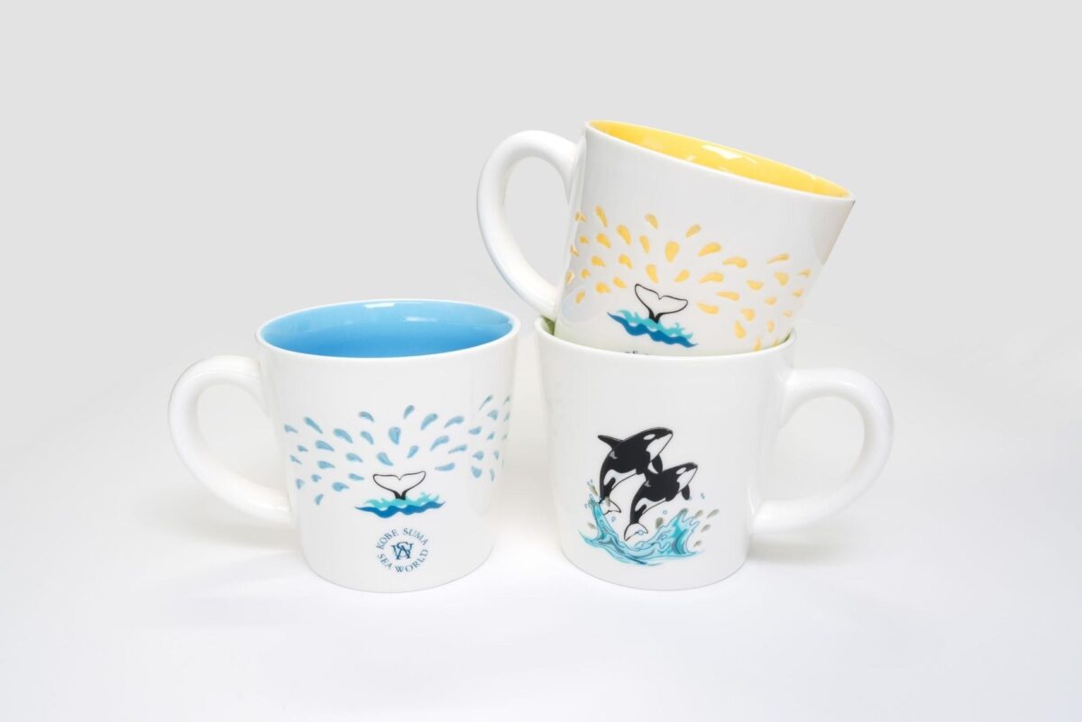 シャチの尾びれと水しぶきが描かれたスカシマグ