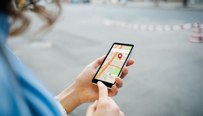 スマートフォンで地図を確認する様子