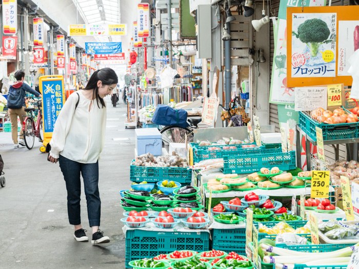 大安亭市場に並ぶ青果店