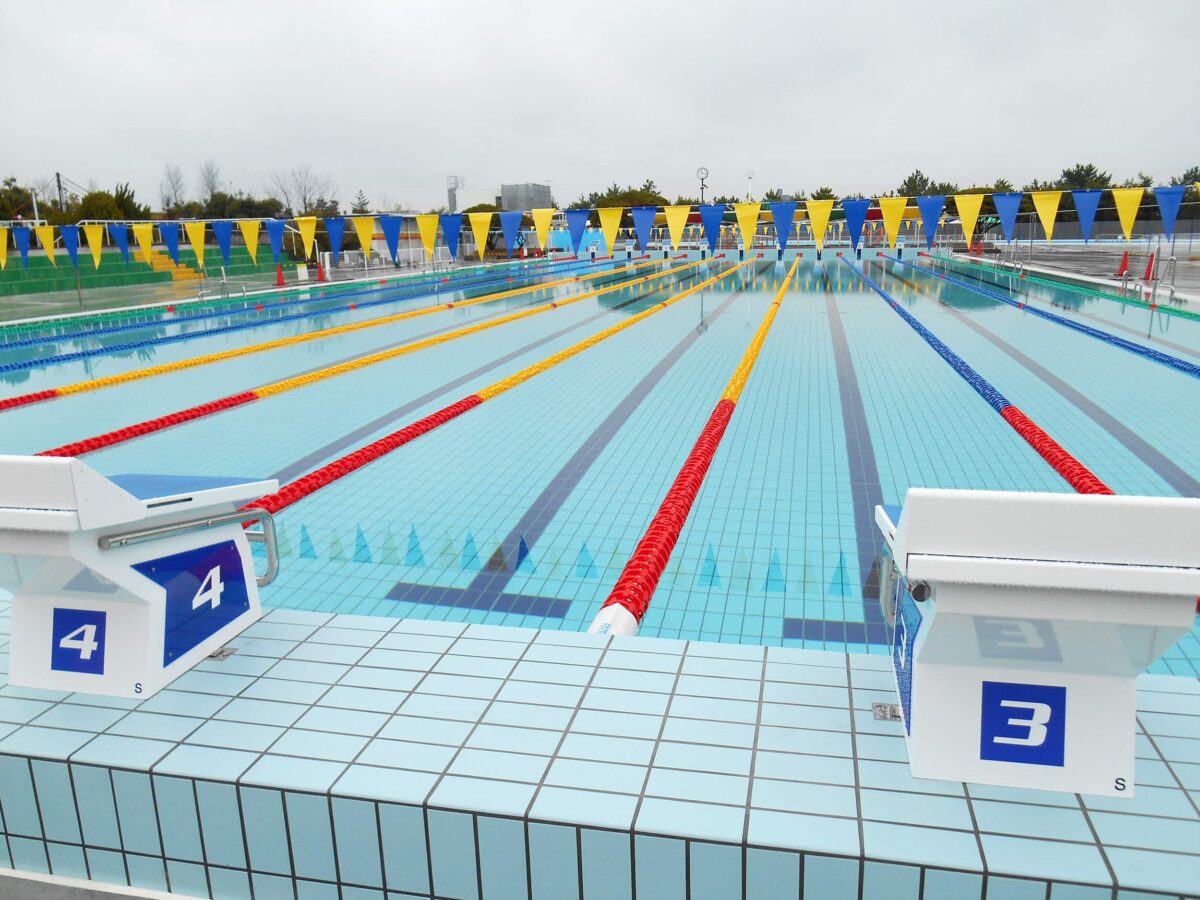 9コースある明石海浜プールの50mプール