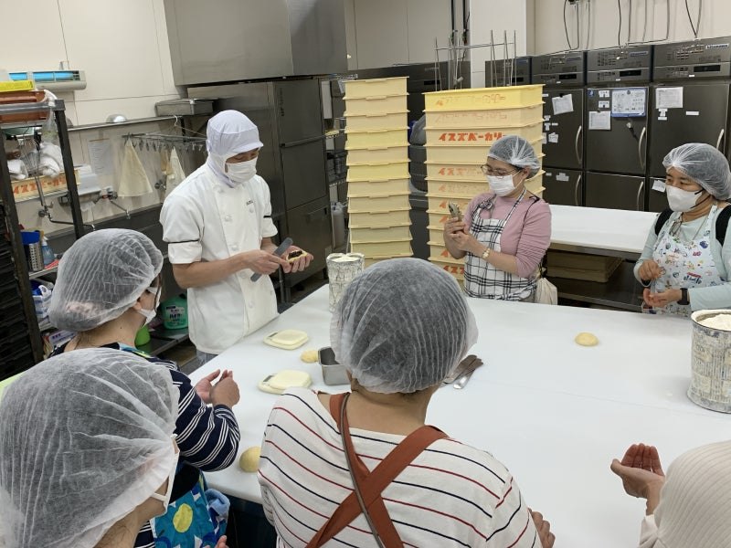 イスズベーカリー本社工場でのパン成型体験の様子