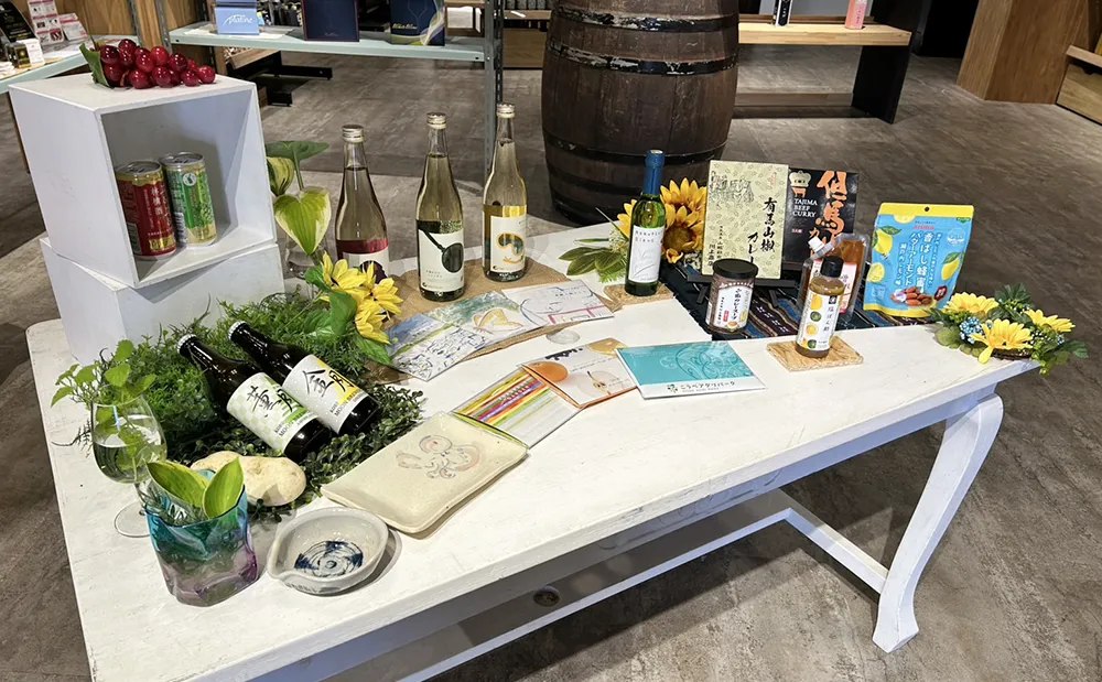 アグリショップに並ぶワインや特産品