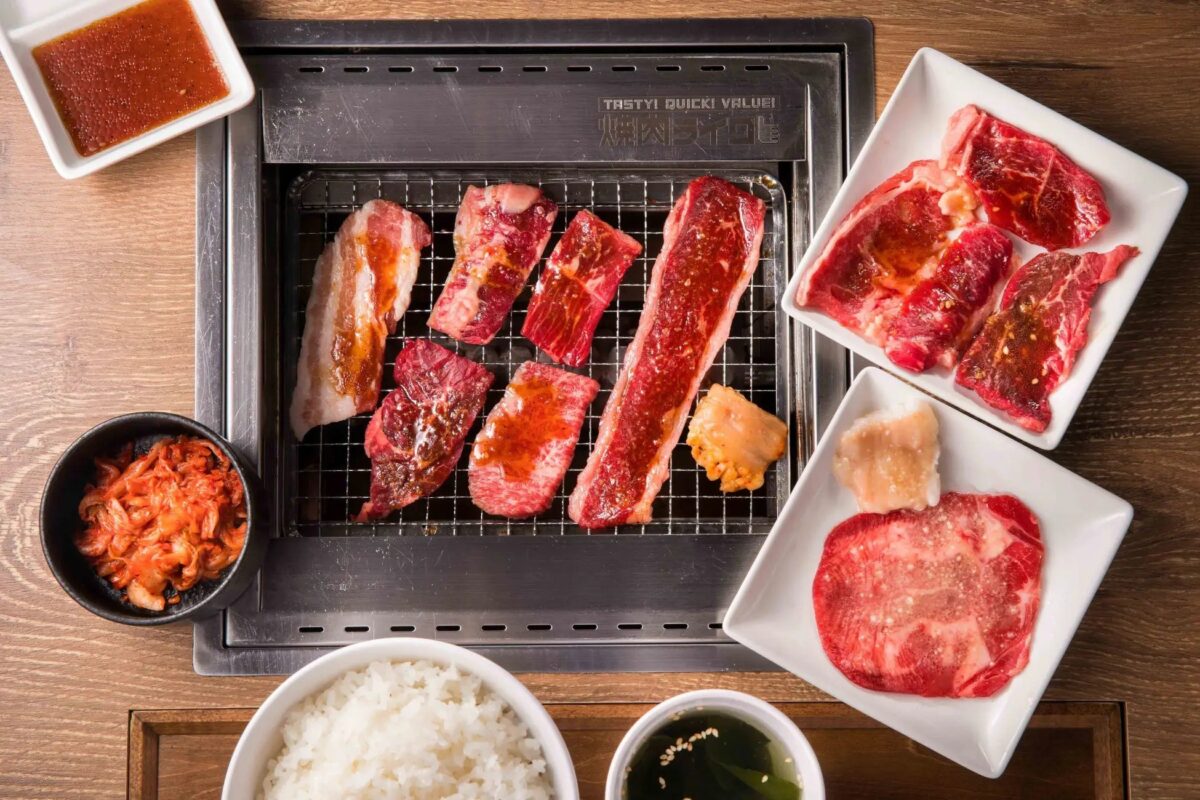 1人1台の無煙ロースターで焼く焼肉ライクの焼肉セット