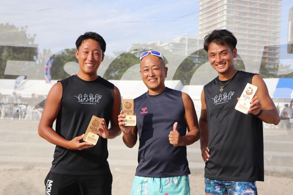 トリンカマッチで優勝しトロフィーを手にする3人組のチーム