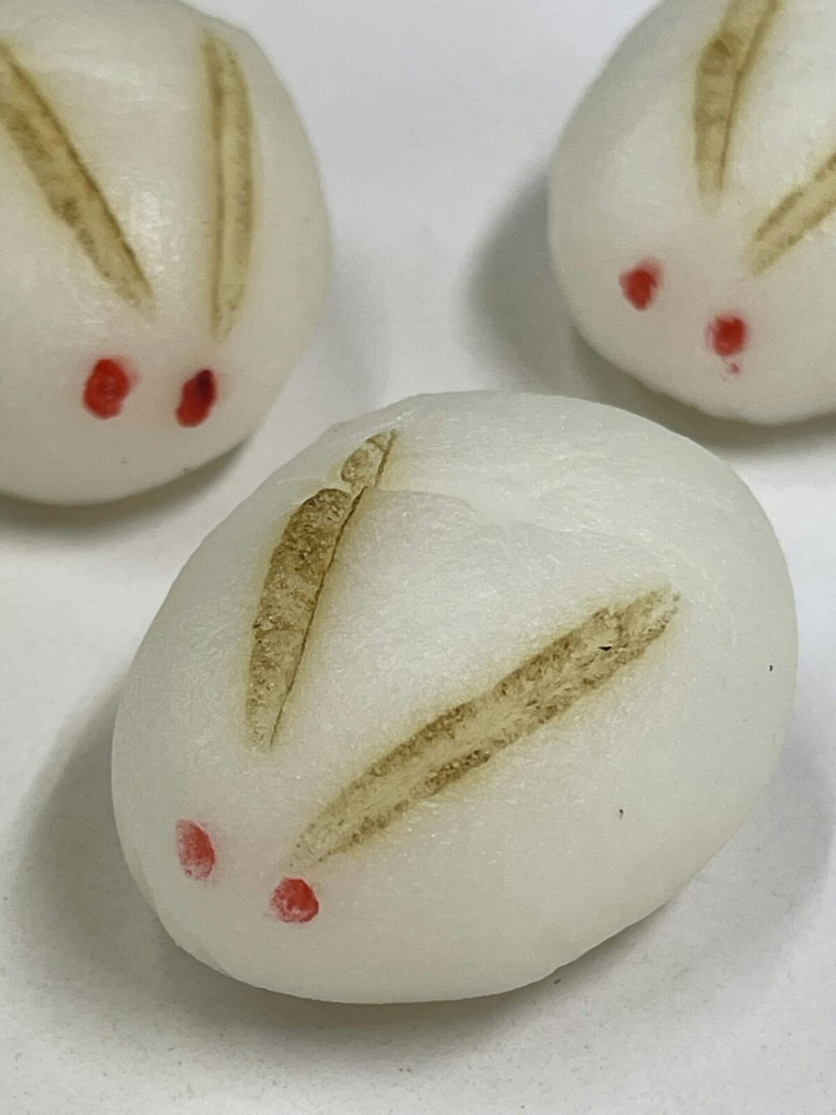 うさぎをかたどった白い和菓子