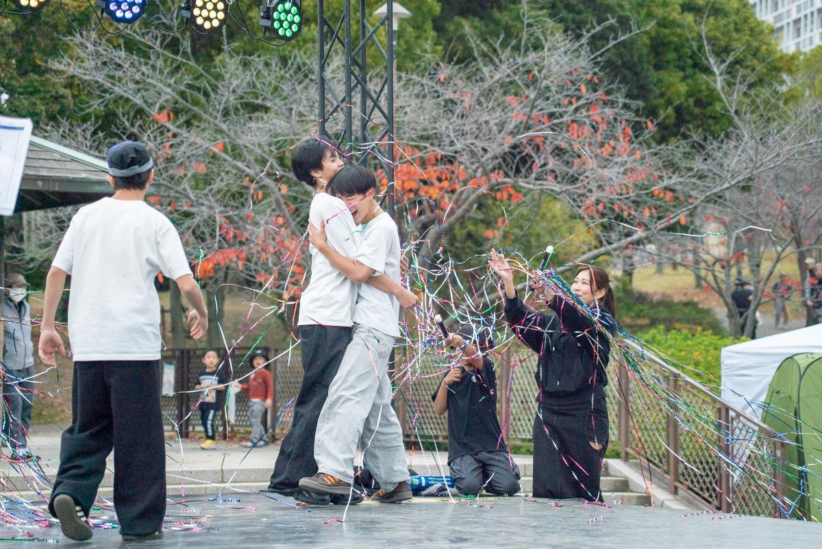 ステージでバトルを繰り広げるダンサー